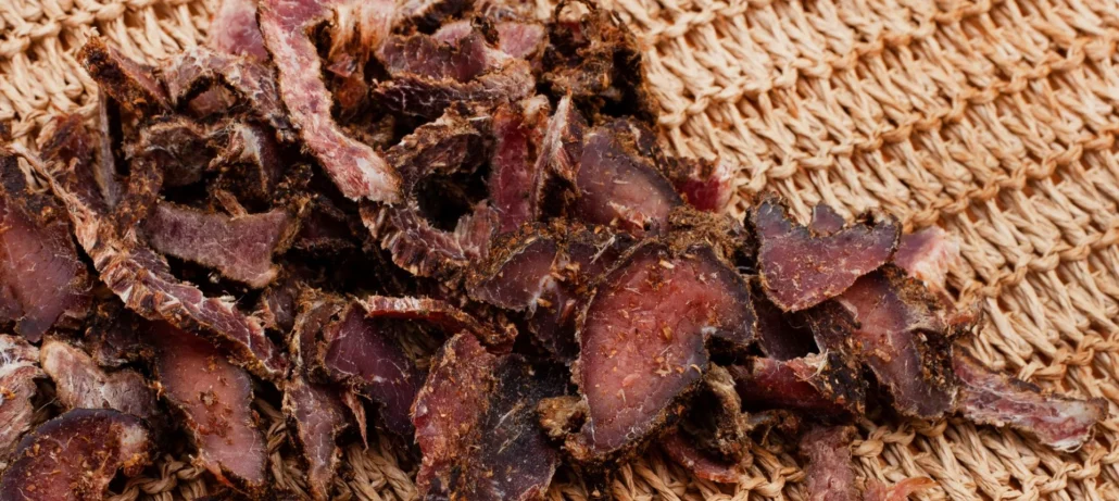 Biltong is high in protein and low in carbohydrates. We will also discover that it contains essential vitamins and minerals.